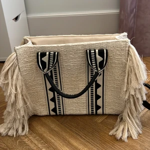 Beige väska från HM - Säljwr denna jätte fina somriga väska från HM pågrund av att en inte kommer till användning, väskan har bara använd en gång och har därför inga defekter❤️