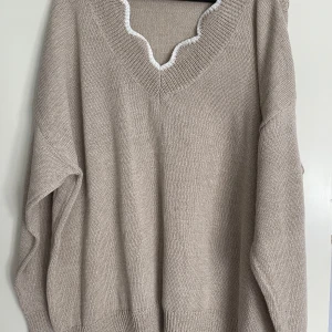 Snygg stickad tröja - Strl 48, nyskick! Inte så tjock så perfekt till lite kalla sommarkvällar!