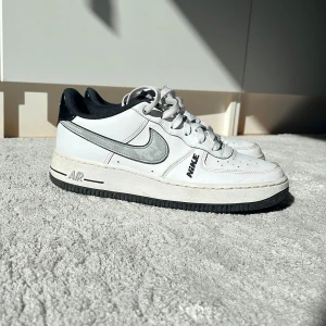 Nike Air Force 1 LV8 Wolf Grey - Säljer ett par Nike Air Force 1 LV8 i färgen Wolf Grey. Perfekta sneakers för dig som gillar stilrena och tidlösa modeller. Skorna är använda ungefär 5 gånger