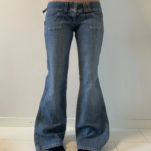 Lågmidjade bootcut jeans - Lågmidjade bootcut jeans