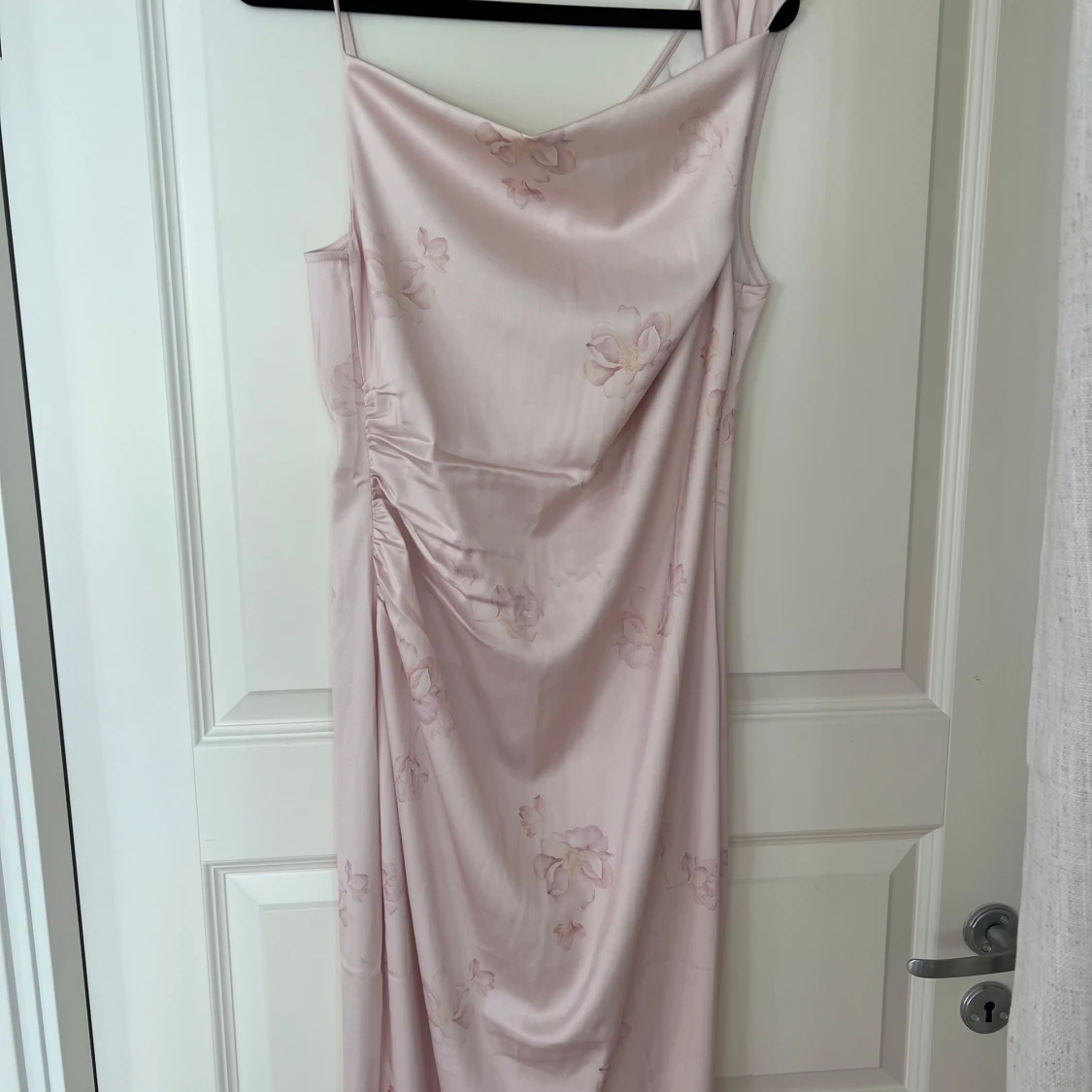 Ljusrosa långklänning med blommigt mönster från Adoore