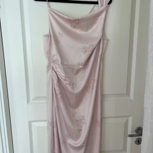 Ljusrosa långklänning med blommigt mönster från Adoore - Säljer en ljusrosa Almeria klänning från Adoore