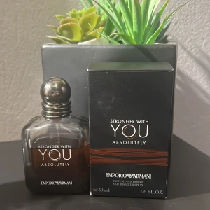 Stronger With You Absolutely parfym från Emporio Armani - Stronger With You Absolutely är en herrparfym från Emporio Armani. Flaskan är mörkbrun med rundad form och silverfärgad kork. Förpackningen är svart med vita och kopparfärgade detaljer. Innehåller 50 ml eau de parfum.