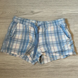 pyjamas shorts change - Jättefina pyjamas shorts från change!!  I blå rosa vit rutig färg!🩷🩵🩵