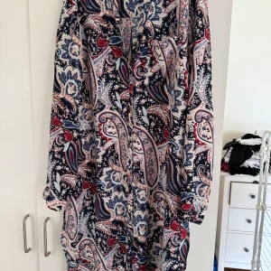 Mönstrad blus från Vero Moda - Blus i längre modell från Vero Moda. 