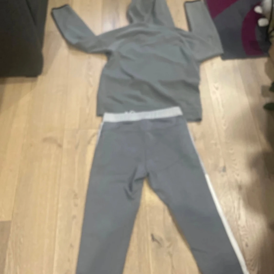 Grå tracksuit från Nike med vita detaljer - 1