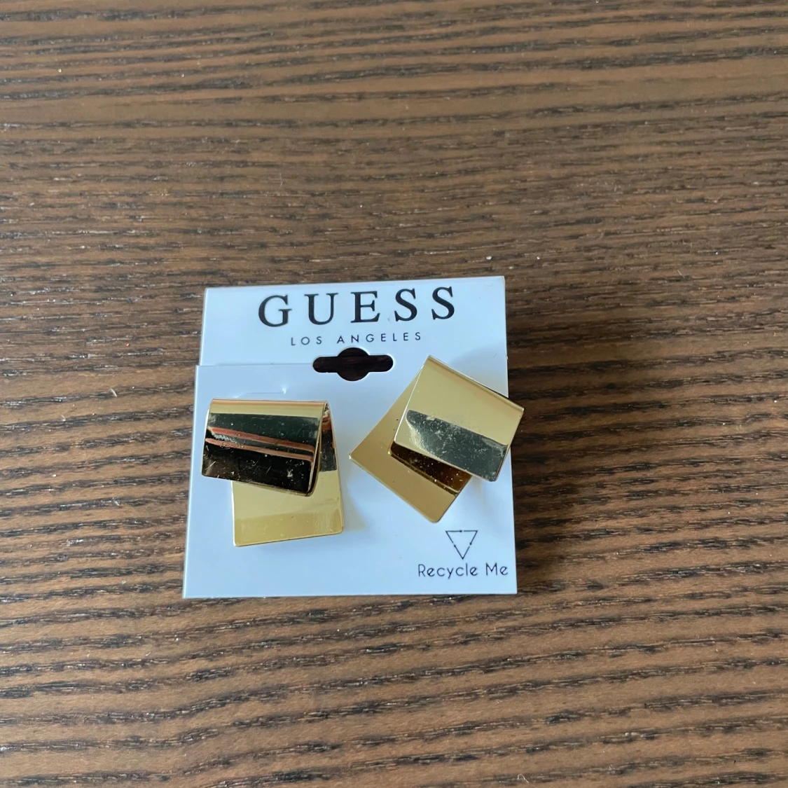 Guldiga örhängen från Guess - 1