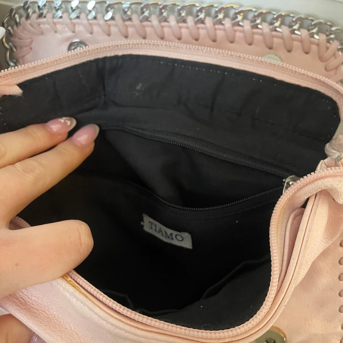 Ljusrosa axelväska med kedjedetaljer från Tiamo - 1