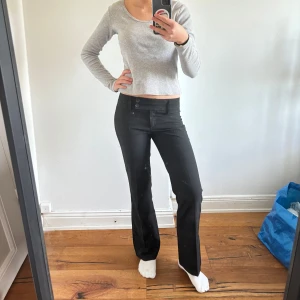 Kostymbyxor - Så fina svarta lågmidjade kostymbyxor som är raka/ lite utsvängda