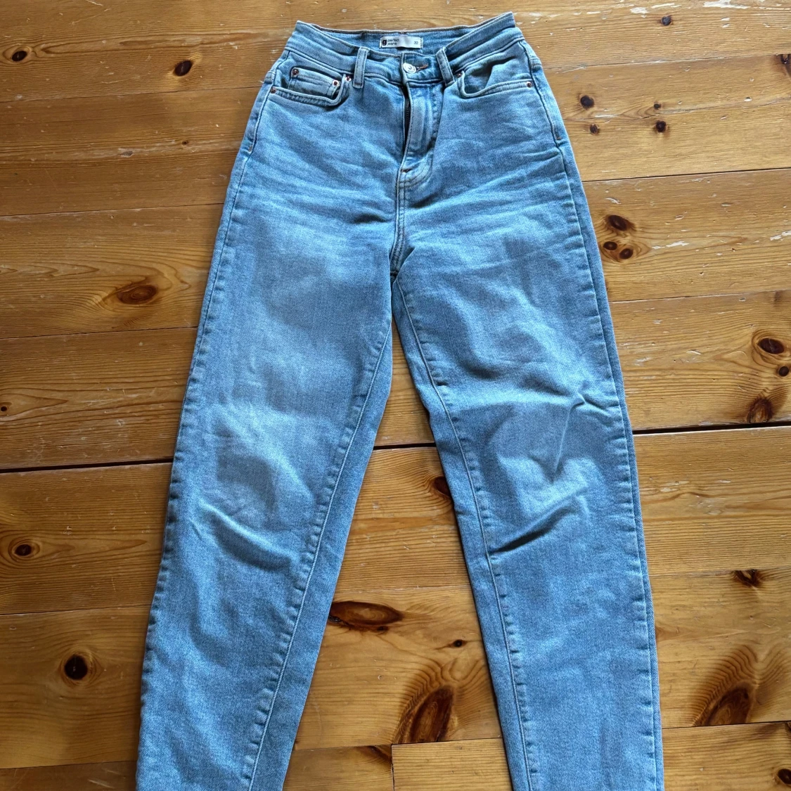 Ljusblå jeansbyxor från ginatricot