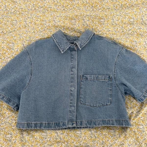 Croppad jeansskjorta - Från ASOS i storlek 40