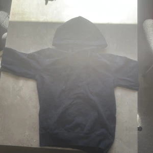 Mörkblå hoddie  - Säljer en mörkblå hoddie i mycket bra skick och använd få antal gånger. Pris går att diskutera vid snabb affär 
