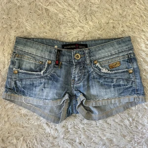Jeansshorts - Midjemått: 36cm rakt över 💕
