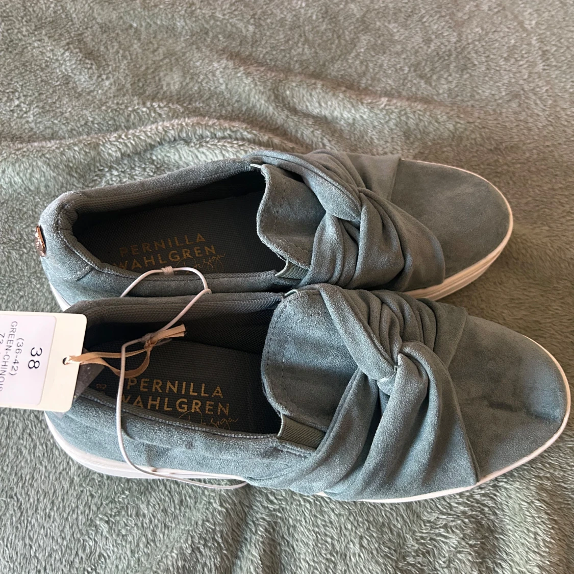 Gröna slip-on sneakers från Pernilla Wahlgren - 2