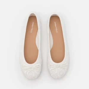 Ballerinaskor - Superfina ballerinaskor från Anna Field, köpta från Zalando. Helt nya, aldrig använda endast testade. Strl 41, sitter bra på mig som vanligtvis har strl 40.5. Passar superbra inför student/skolavslutning! Nypris 259kr🩷