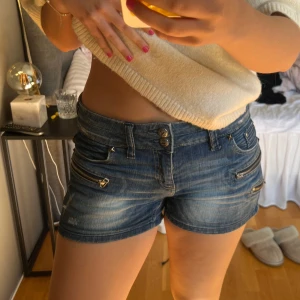 Blå jeansshorts med dragkedjor - Super coola shorts köpta på vinted!!😍Skriv om ni vill ha fler bilder 