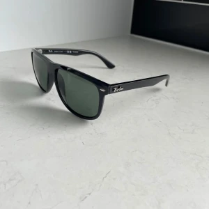 Ray-Ban boyfriend - Snygga svarta solglasögon från Ray-Ban med klassisk design. De har en stilren svart båge och mörka glas som ger ett coolt intryck. Perfekta för soliga dagar och en tidlös accessoar i garderoben.