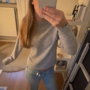 Stickad tröja - Jättesnygg grå stickad tröja från Vero Moda! Lite nopprig men annars bra skick, jag kan ofta posta samma dag. 💗💗