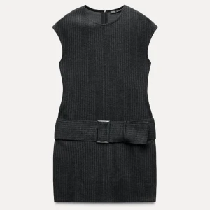 Mörkgrå kortklänning med bälte från Zara - Snygg mörkgrå kortklänning från Zara med diskreta ränder och bredt bälte i midjan med metallspänne. Ärmlös modell med rund halsringning, perfekt för en stilren look. Materialet känns mjukt och har en lätt struktur.