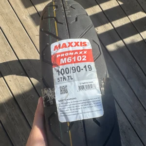 Surron street tire. Brand new  - Säljer ett nytt MAXXIS Promaxx M6102 motorcykeldäck i storlek 100/90-19, 57H TL. Svart däck med tydligt mönster och märkning. Perfekt för dig som behöver ett pålitligt däck till din MC.