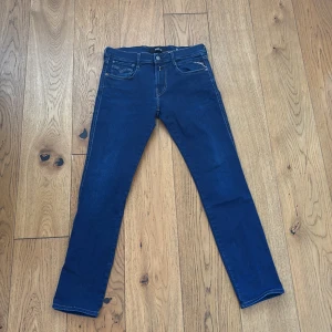 Replay anbass - Säljer ett par mörkblå jeans från Replay med klassisk femficksdesign och är i modellen anbass slim. Är i mycket bra sick L30 W30