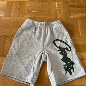 Gråa cortez shorts - Helt nya snygga cortez shorts med grön loga och vit snörning i midjan. Mjukt material och elastisk midja. Dunder för sommaren. Passar både S och M