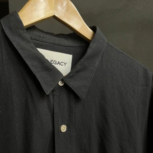 Our Legacy SS16 skjorta - 100% silk mörkgrå skjorta från Our Legacy. Tunn och faller superfint. Storlek 52, L/XL. Fint skick! 