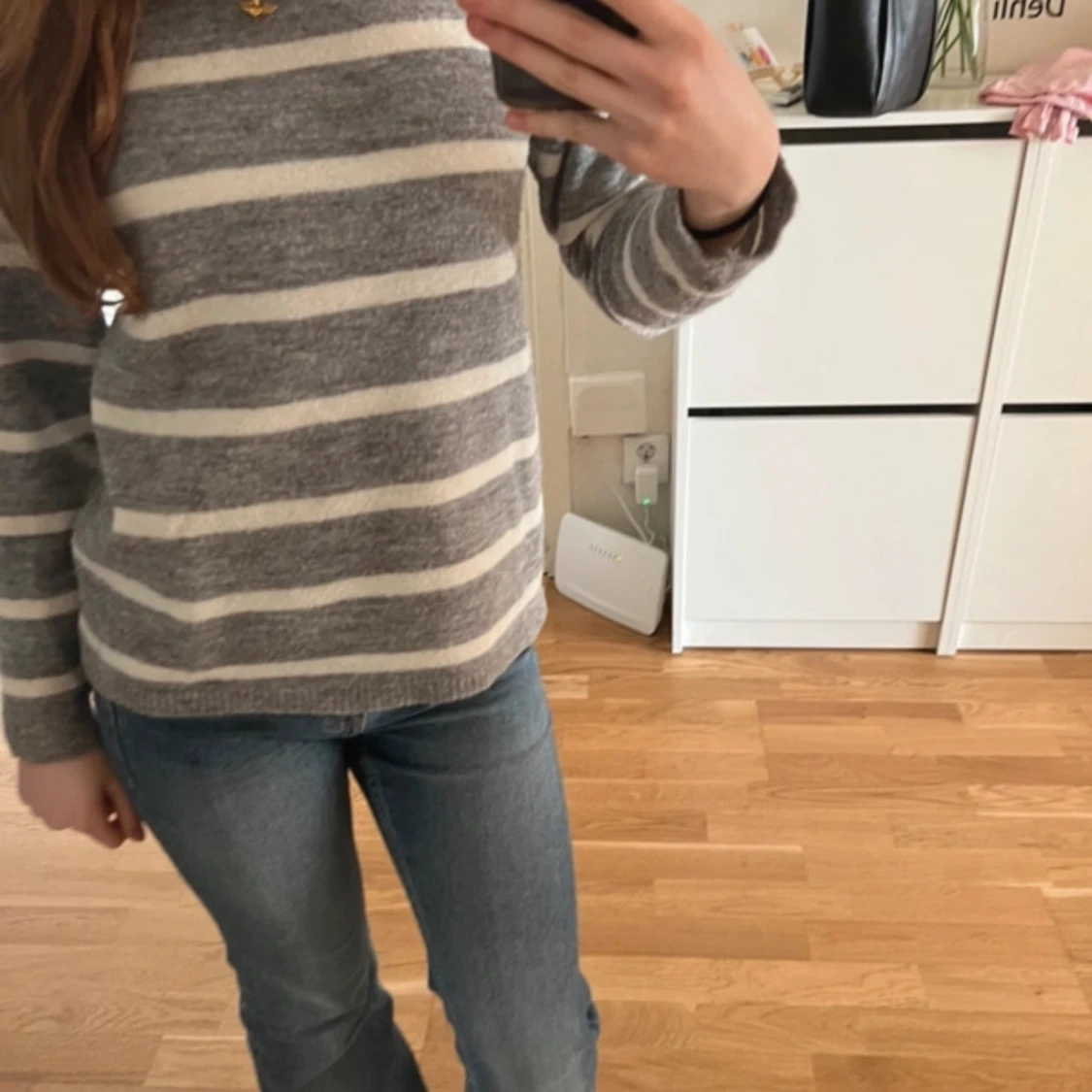 Grå och vit randig stickad tröja - 1