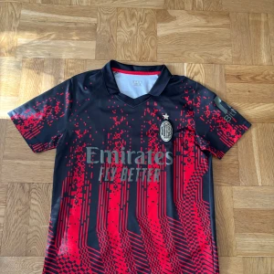 AC Milan fotbollströja svart och röd - Säljer en jet tre snygg AC Milan fotbollströja. Perfekt för sommaren. Den är i 10/10 skick