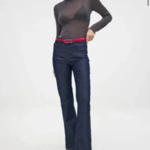 Mörkblå bootcut jeans  - Säljer ett par mörkblå bootcut jeans från NAKD. Aldrig använda och prislappen kvar. 😻 Nypris 599