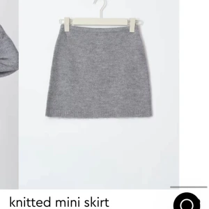 Stickad kjol - En jättesöt mörk grå stickad kjol från Gina Tricot, aldrig använd och som ny💞