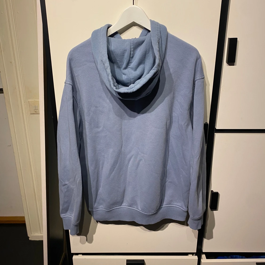Ljusblå hoodie med dragkedja från H&M - 1