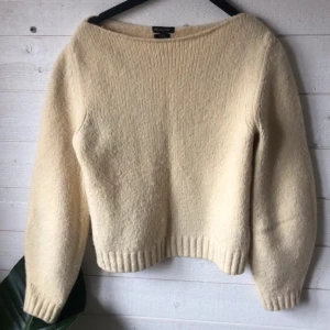 Massimo Dutti tröja - Säljer den här snygga Massimo Dutti tröjan💕 aldrig använt☺️ INTE MIN BILD SKRIV FÖR EGNA BILDER , bilden är från hon jag köpte från. 💕 skriv för mer frågor💕☺️PRIS GÅR ALLTID ATT DISKUTERA!!!!