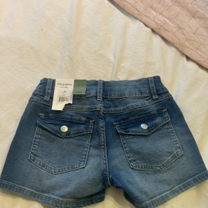 Blå jeansshorts med dubbla knappar - Snygga blå jeansshorts köpta på Ullared men passade tyvärr inte mig!!💞
