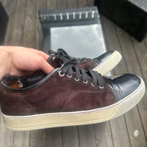 Bruna Lanvin cap toe - Säljer ett Lanvin i size 7=41 passar 42. Använda men mycket liv kvar, hål under sulan på högerskon. Slitningar i hälen inuti skon. Mvh