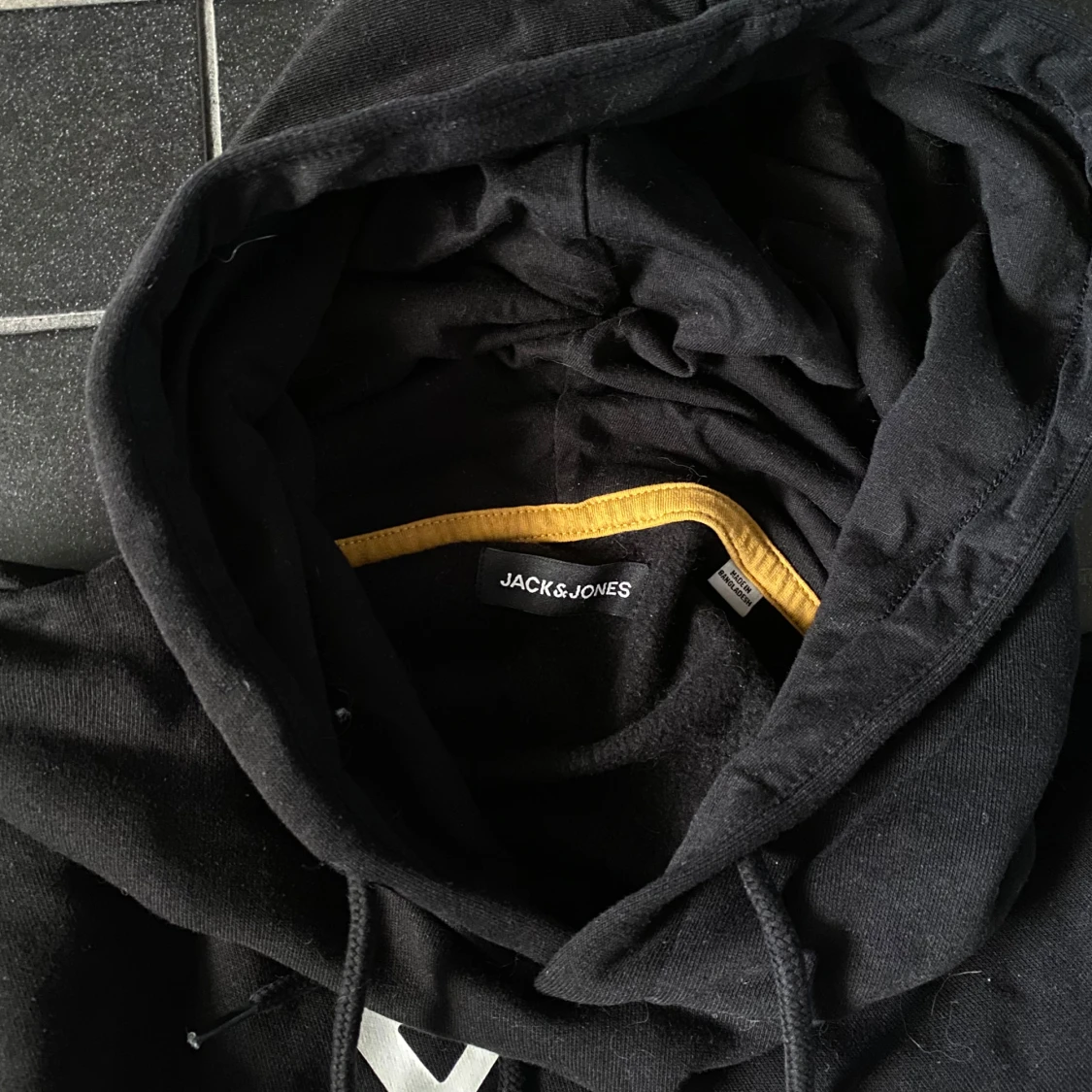 Svart hoodie från Jack & Jones - 1