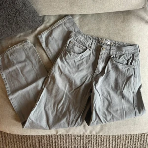 Grå jeansbyxor från NA-KD - Gråa jeans!! Midwaist med straight/rak passform. Super bra skick, knappt använda!   Midjemåttet = 39 cm (tvärs över)  Innerbenslängd = 75 cm