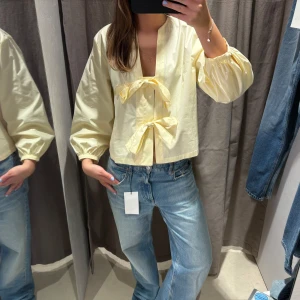 baggy jeans  - super fina baggy jeans från zara i storlek 38! dom är aldrig använda och i jätte bra skick❣️sitter långt på mig som är 168❤️❤️