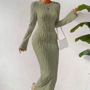 Grön långklänning med öppen rygg - Jättefin långklänning med öppen rygg. Använd endast en gång, stl S. Kom privat för fler bilder. Pris kan diskuteras🩷