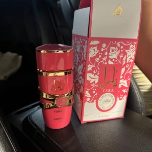 Yara parfym från Lattafa - Säljer en Yara candy parfym från Lattafa i en snygg rosa flaska med gulddetaljer. Doften är en blommig fruktig gourmand doft. Påminner om svensk lösgodis. Perfekt för dig som gillar exklusiva dofter.