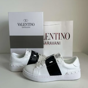 Valentino Garavani Rockstud Untitled sneakers - Snygga vita sneakers från Valentino Garavani 