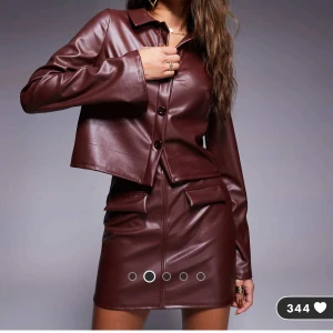 Brun kjol i skinnimitation  - Brun kjol i skinnimitation från ASOS, helt ny med prislapp kvar. (Säljer även toppen till) köpt för 289kr.