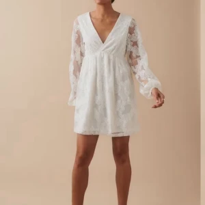 Studentklänning - Vit studentklänning, slutsåld på hemsidan!🤍använd en gång