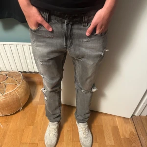 Grå slitna jeans - Säljer nu dess nudie jeans. Med snygg slitning. Skriv privat vid frågor!