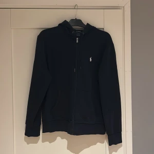 Ralph Lauren zip hoddie - Säljer en marinblå Polo Ralph Lauren zip hoddie i storlek M. Tröjan köptes på NK Göteborg för 1900kr (Kvitto finns).