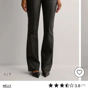 Svarta bootcut byxor i skinnimitation från Nelly - INTRESSEKOLL! Tryck EJ på köp nu, skriv gärna om ni har intresse samt vad för pris! De är sprättade längst ner, men de tänker man inte på så passar mig som är 170 perfekt!