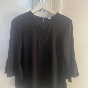 Superfin svart blus  - Superfin svart blus med detaljer (se bild)✨ halvlång ärm med volang. Endast använd ett fåtal gånger. Storlek 164, men skulle säga att den passar xs, s✨