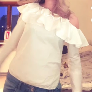Vit offshoulder topp med volang - Säljer en vit offshoulder topp med stor volang runt halsen. Jätte söt 💓
