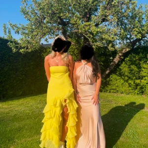 Rosa satin klänning - Säljer min fina balklänning! Från Asos i storlek 36, använd 1 gång till balen, men passar också till andra fina tillfällen! Såååå bekväm och snygg!