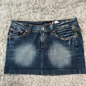 Lågmidjad jeanskjol  - Snygg kjol står storlek M skulle säga mer s/m